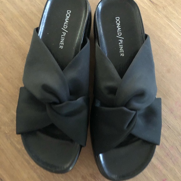 donald pliner black slides
